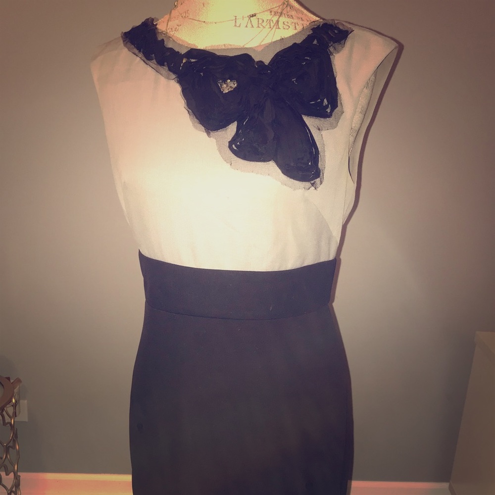 Block dress with flower details